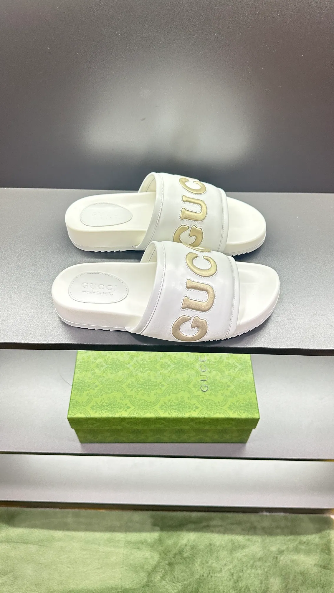 [G Family Couple Style] P: 320💰Female size 36~40 Men's size 39~45, (46. Custom-made GG slippers for men and women. This slipper is made of GG polyester fiber and is decorated with a Gucci label on the front, which adds a striking logo feel to the style. Beige GG recycled polyester fiber, same size for men and women, leather trim